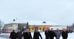 VĮ „Panevėžio regiono keliai“ Rokiškio kelių tarnybos vadovas Stanislovas Dambrauskas (iš dešinės) susisiekimo ministrui Eligijui Masiuliui bei jį lydintiems Seimo nariui Algiui Kazulėnui ir merui Almantui Blažiui aiškino apie tarnybos pasirengimą žiemai