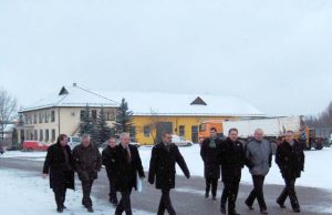 Ministras žadėjo lėšų rajono keliams asfaltuoti VĮ „Panevėžio regiono keliai“ Rokiškio kelių tarnybos vadovas Stanislovas Dambrauskas (iš dešinės) susisiekimo ministrui Eligijui Masiuliui bei jį lydintiems Seimo nariui Algiui Kazulėnui ir merui Almantui Blažiui aiškino apie tarnybos pasirengimą žiemai