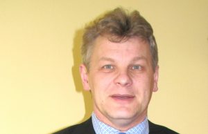 Gediminas Matiekus kol kas negali skųstis abiturientų stygiumi –  jo vadovaujama gimnazija išleidžia devynias abiturientų klases. D.Zibolienės nuotr.