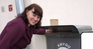 Bibliotekos direktorė Alicija Matiukienė knygų mylėtojams siūlo naujovę -  bibliotekos ne darbo metu perskaitytas knygas atiduoti jas įmetant į naująjį įrenginį. D.Zibolienės nuotr.
