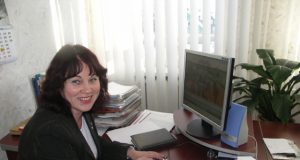 Alicija Matiukienė kviečia visus užsukti į svetainę Peticija.LT ir pasirašyti: gal valdžia atkreips dėmesį į mūsų pilietiškumą ir įvertins bibliotekų padėtį. D.Zibolienės nuotr.