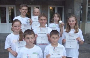 Šaunioji rokiškėnų komanda: Herkus Kišūnas (pirmoje eilėje iš kairės) ir Eimantas Pivoriūnas; Agnė Žylaitė(antroje)