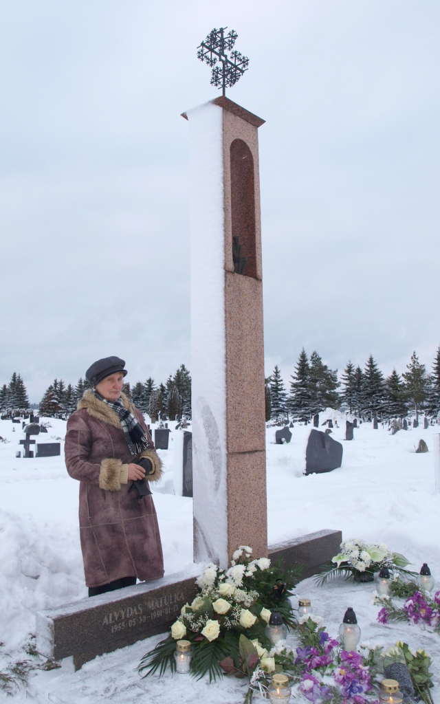 Čia ilsisi laisvės gynėjas Alvydas Matulka ir jo mama Marijona  Matulkienė. Aldona Čepulienė