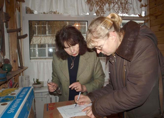 Pandėlietė Gražina Kamarauskienė (dešinėje) „Pumpurėlio“ direktorei Zitai Matuzonienei sakė tokių gausių dovanų nesitikėjusi. L.Dūdaitės nuotr. Pandėlietė Gražina Kamarauskienė (dešinėje) „Pumpurėlio“ direktorei Zitai Matuzonienei sakė tokių gausių dovanų nesitikėjusi. L.Dūdaitės nuotr.