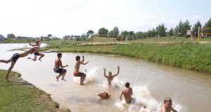 Per karščius rokiškėnai gaivinasi rajono ežeruose ir tvenkiniuose. N.Byčkovskio nuotr.