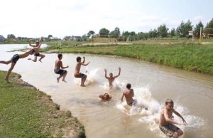 Rajone – pirmoji karščio auka Per karščius rokiškėnai gaivinasi rajono ežeruose ir tvenkiniuose. N.Byčkovskio nuotr.