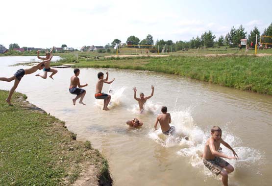 Per karščius rokiškėnai gaivinasi rajono ežeruose ir tvenkiniuose. N.Byčkovskio nuotr. Per karščius rokiškėnai gaivinasi rajono ežeruose ir tvenkiniuose. N.Byčkovskio nuotr.
