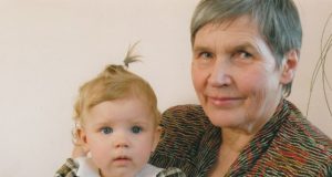 Danutė Mažeikienė su anūke Rugile.