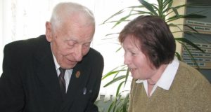 Feliksas Mažeikis savo knygą su autografu dovanojo Vidai Žegliūnienei. N.Byčkovskio nuotr.
