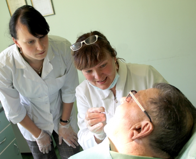 Gyvenimas vyksta įprasta tėkme: odontologė G.Juknienė (dešinėje) su kolege Gintare Pipinyte apžiūri kliento sąkandį.                                                           N.Byčkovskio nuotr.