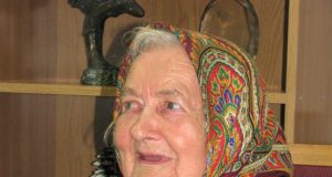 Ordino medaliu "Už nuopelnus Lietuvai" apdovanotoji  G.Baranauskienė prezidentūros atstovams pasakojo apie savo vaikus. N.Byčkovskio nuotr.