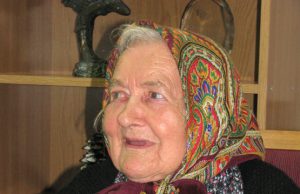 Senolę apdovanojo prezidentūros atstovai Ordino medaliu "Už nuopelnus Lietuvai" apdovanotoji G.Baranauskienė prezidentūros atstovams pasakojo apie savo vaikus. N.Byčkovskio nuotr.