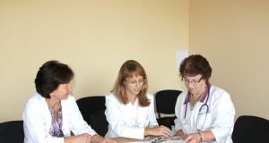 Rajono ligoninės gydytoja neurologė R.Markevičienė (iš kairės)