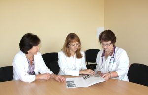 Rajono ligoninės gydytoja neurologė R.Markevičienė (iš kairės)