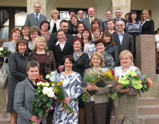 Medicinos darbuotojų dienos proga buvo apdovanotos: V.Daščioraitė (priekyje iš kairės)