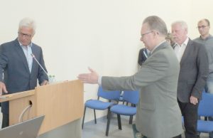 Naujo tarybos nario  Stasio Mekšėno (kairėje) priesaiką priėmė Vyriausiosios rinkimų komisijos narys Julius Jasaitis. A. Minkevičienės nuotr.