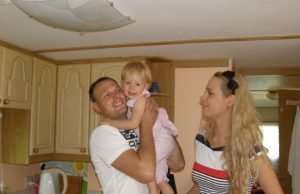 Rūpestingas tėvas šeimai parūpino mobilųjį namą Didžiausia jaunos Mekšėnų šeimos svajonė turėti namus išsipildė.