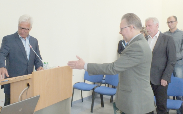Naujo tarybos nario  Stasio Mekšėno (kairėje) priesaiką priėmė Vyriausiosios rinkimų komisijos narys Julius Jasaitis. A. Minkevičienės nuotr.
