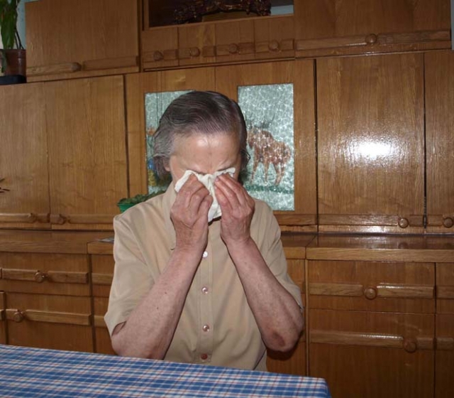 Skaudžiai nuskriausta aštuoniasdešimtmetė J.Mekšėnienė apie patirtą stresą iki šiol negali kalbėti be ašarų. A.Minkevičienės nuotr. Skaudžiai nuskriausta aštuoniasdešimtmetė J.Mekšėnienė apie patirtą stresą iki šiol negali kalbėti be ašarų. A.Minkevičienės nuotr.