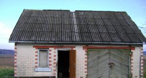 Šiame Junokų kaimo pastate pareigūnai aptiko įrengtą naminukės varyklą