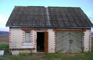 Šiame Junokų kaimo pastate pareigūnai aptiko įrengtą naminukės varyklą