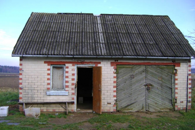 Šiame Junokų kaimo pastate pareigūnai aptiko įrengtą naminukės varyklą