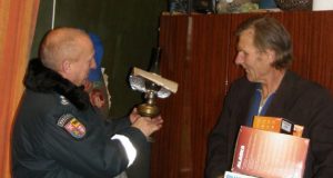 Aprūkusi K.Jurkšto (dešinėje) spingsulė policijos viršininkui S.Meliūnui priminė senolių buitį. A.Minkevičienės nuotr.