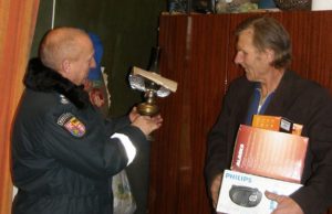 Aprūkusi K.Jurkšto (dešinėje) spingsulė policijos viršininkui S.Meliūnui priminė senolių buitį. A.Minkevičienės nuotr.