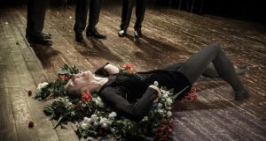 Eimunto Nekrošiaus teatro "Meno fortas" spektaklio "Bado meistras" akimirka. "Meno forto" nuotr.