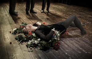 Eimunto Nekrošiaus teatro "Meno fortas" spektaklio "Bado meistras" akimirka. "Meno forto" nuotr.