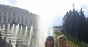 Viktorija Sokolova ir Liza Prokopova įsiamžino prie vieno Peterhofo fontanų. V.Sokolovos nuotr.