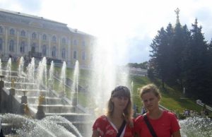 Viktorija Sokolova ir Liza Prokopova įsiamžino prie vieno Peterhofo fontanų. V.Sokolovos nuotr.