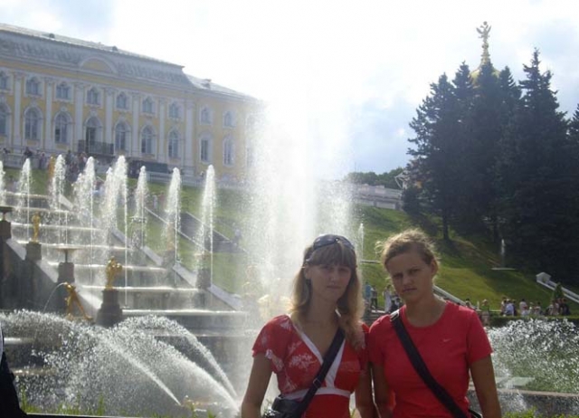 Viktorija Sokolova ir Liza Prokopova įsiamžino prie vieno Peterhofo fontanų. V.Sokolovos nuotr.
