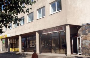 Šiame pastate duris atvėrusioje parduotuvėje montavęs apsaugos sistemą rokiškėnas H.I. patyrė mirtiną traumą. D.Zibolienės nuotr.