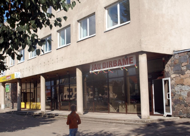 Šiame pastate duris atvėrusioje parduotuvėje montavęs apsaugos sistemą rokiškėnas H.I. patyrė mirtiną traumą. D.Zibolienės nuotr.