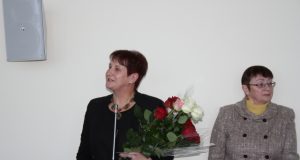 Tarybos nario mandatą ir tarybos nario kėdę įgijusi Dijana Meškauskienė (kairėje) po priesaikos paliko salę. A.Minkevičienės nuotr.