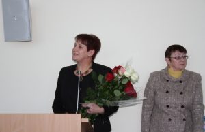 Tarybos nario mandatą ir tarybos nario kėdę įgijusi Dijana Meškauskienė (kairėje) po priesaikos paliko salę. A.Minkevičienės nuotr.