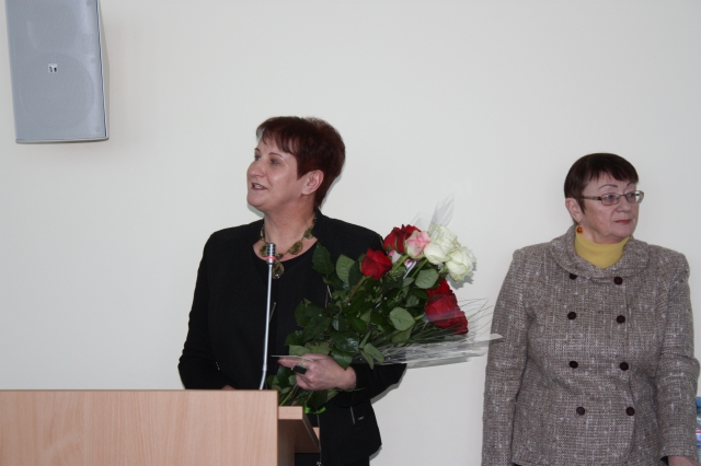 Tarybos nario mandatą ir tarybos nario kėdę įgijusi Dijana Meškauskienė (kairėje) po priesaikos paliko salę. A.Minkevičienės nuotr.