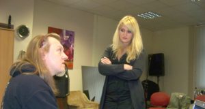 Pagrindinius vaidmenis – žvejo ir jo žmonos - kuria žinomas Lietuvoje roko dainininkas Povilas Meškėla ir mūsų kraštietė Martyna Jasinevičiūtė.