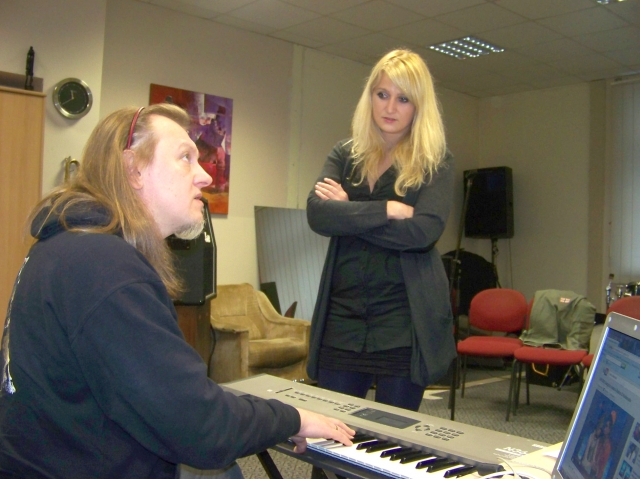 Pagrindinius vaidmenis – žvejo ir jo žmonos - kuria žinomas Lietuvoje roko dainininkas Povilas Meškėla ir mūsų kraštietė Martyna Jasinevičiūtė.