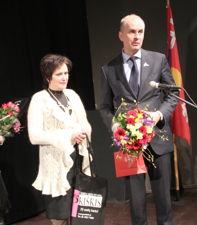 Metų Rokiškėnei Zitai Šivickienei prizą įteikė Kęstutis Jauniškis.M. Katinauskienės nuotr.