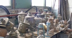 Metalo laužo krūvose galima aptikti ir istorinę vertę turinčių dirbinių - virdulių