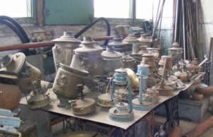 Metalo laužo krūvose galima aptikti ir istorinę vertę turinčių dirbinių - virdulių