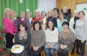 Skaitytojai išrinko Metų įstaigą – lopšelį-darželį „Pumpurėlis“ Rokiškio lopšelio-darželio „Pumpurėlis“ darbuotojos: pirmoje eilėje iš kairės Zita Matuzonienė