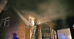 Gesinti Obeliuose degantį pastatą buvo sutelktos gausios ugniagesių gelbėtojų pajėgos. R.Pupelio nuotr.