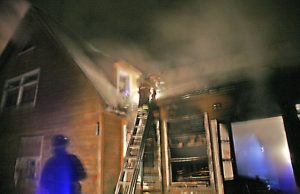 Gesinti Obeliuose degantį pastatą buvo sutelktos gausios ugniagesių gelbėtojų pajėgos. R.Pupelio nuotr.