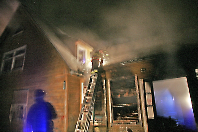 Gesinti Obeliuose degantį pastatą buvo sutelktos gausios ugniagesių gelbėtojų pajėgos. R.Pupelio nuotr. Gesinti Obeliuose degantį pastatą buvo sutelktos gausios ugniagesių gelbėtojų pajėgos. R.Pupelio nuotr.