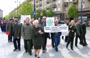 Prie Seimo mitingavo ir mūsų urėdijos miškininkai prašė miškams  duoti ramybę.K.Kuodžio nuotr.