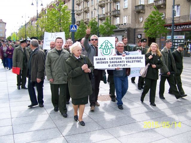 Prie Seimo mitingavo ir mūsų urėdijos miškininkai prašė miškams  duoti ramybę.K.Kuodžio nuotr.