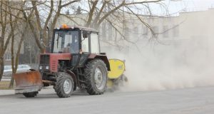 Ketvirtadienio rytą traktoriai šlavė Taikos gatvės turgelį. D.Zibolienės nuotr.